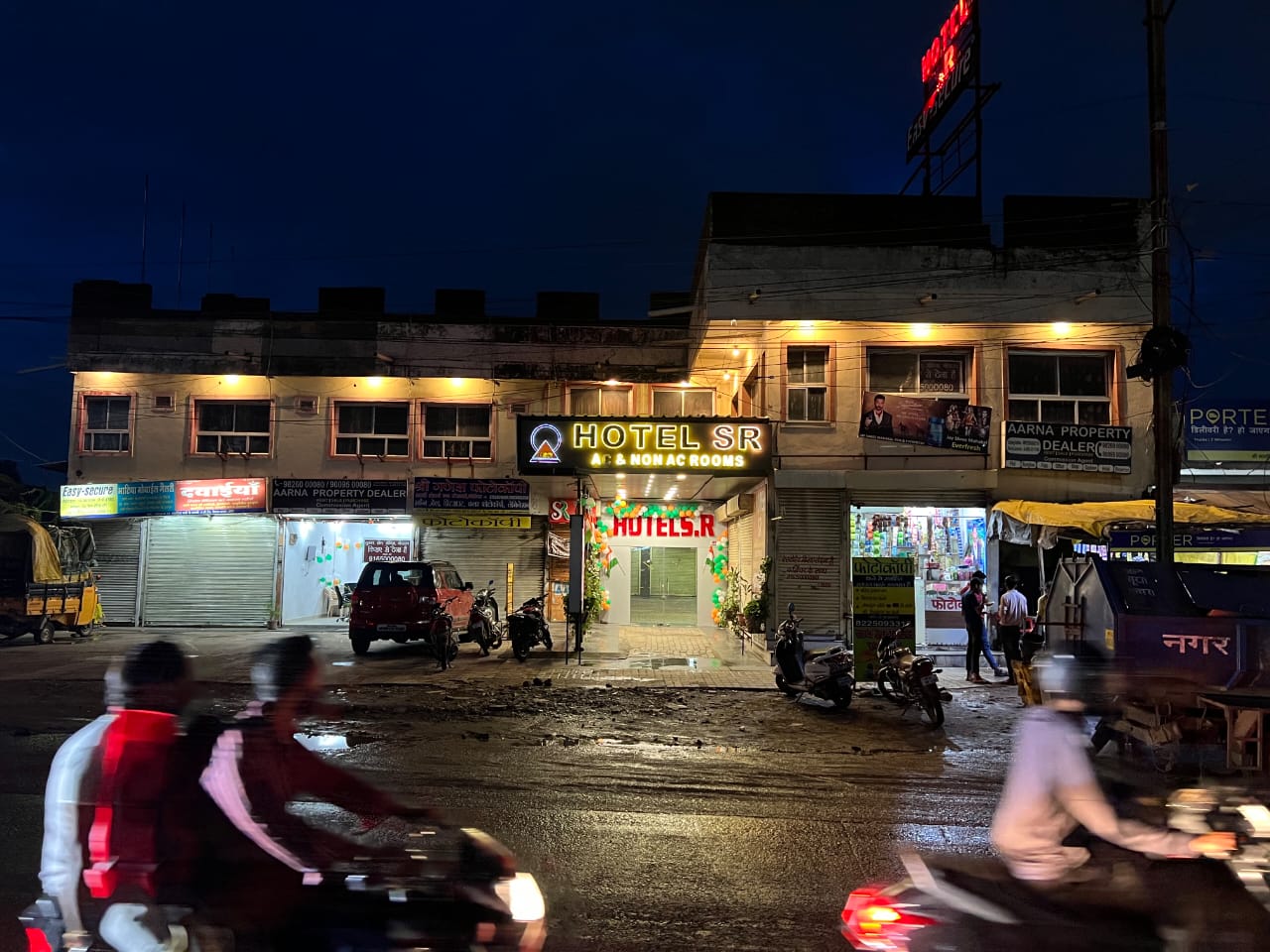 Deluxe AC Room Hotel SR