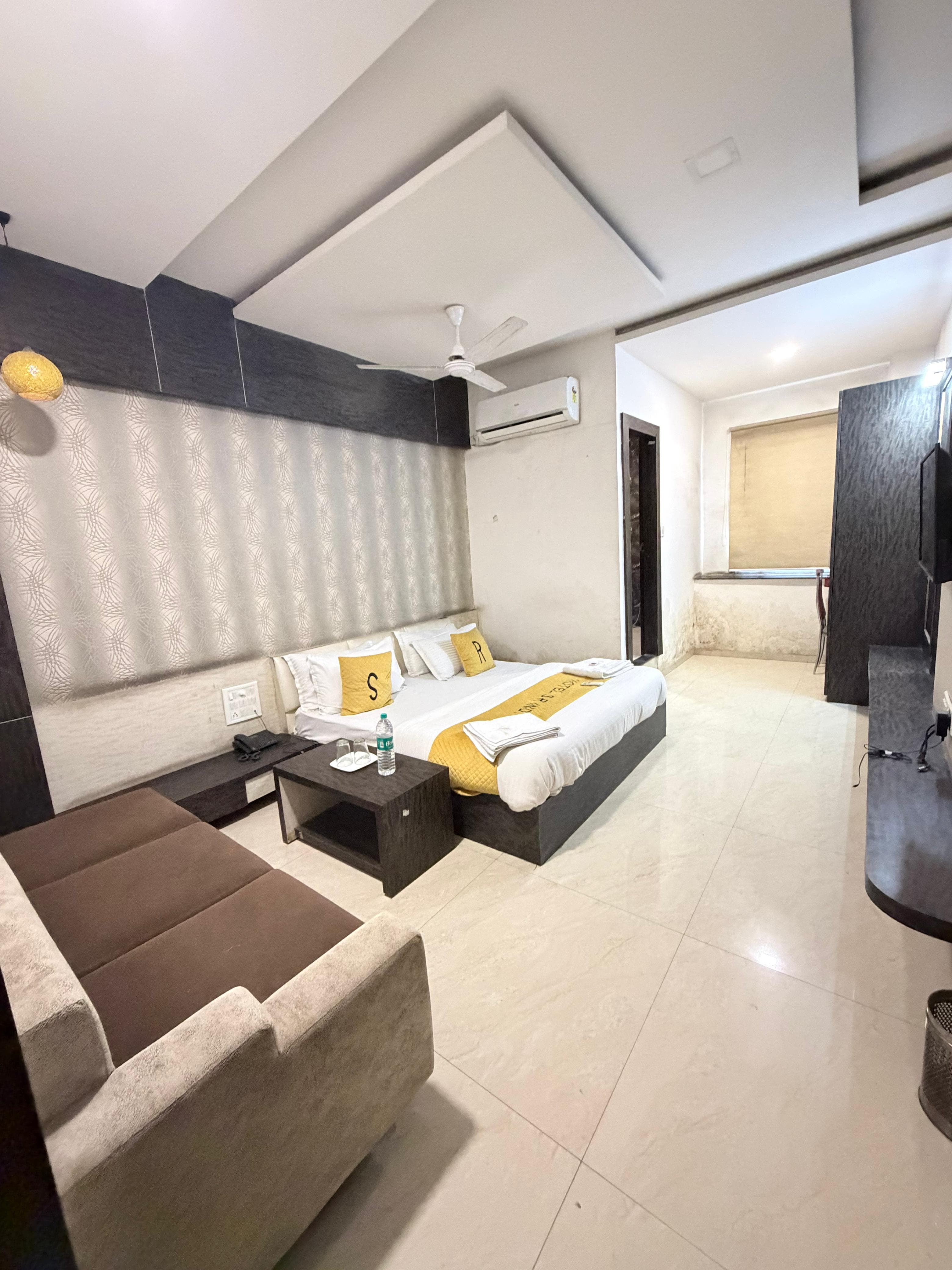 Deluxe AC Room Hotel SR